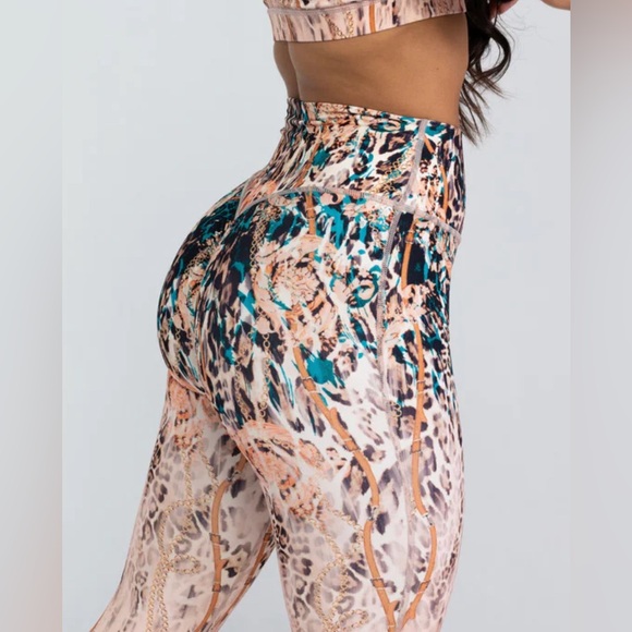 noire blanc Pants - NoiréBlanc Savannah Scrunch Leggings